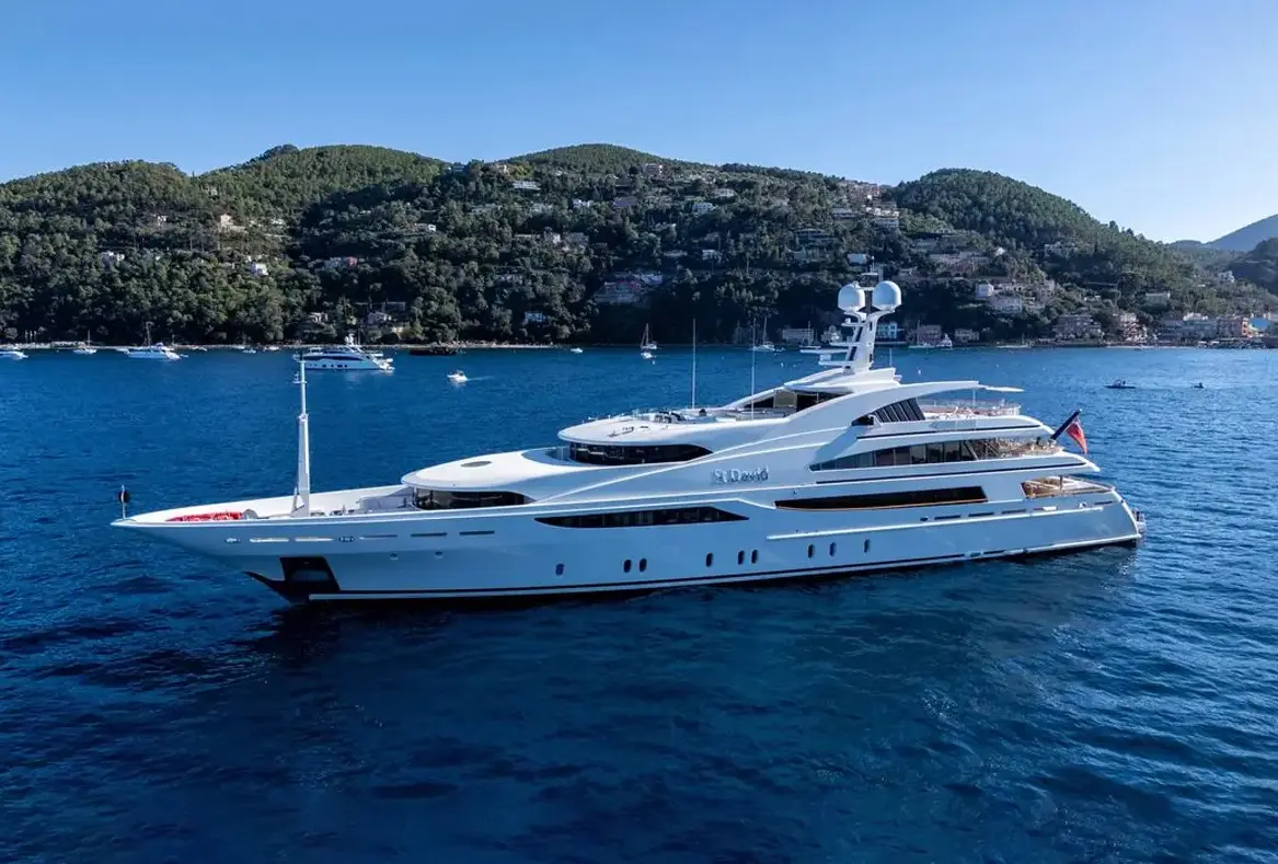 Yacht dans le golfe de Saint-Tropez
