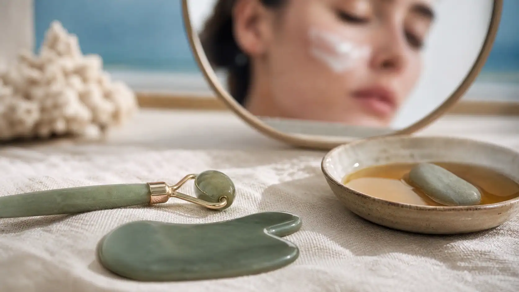 Gua sha avis dermatologue : pierre froide et huile, éclat immédiat, drainage léger