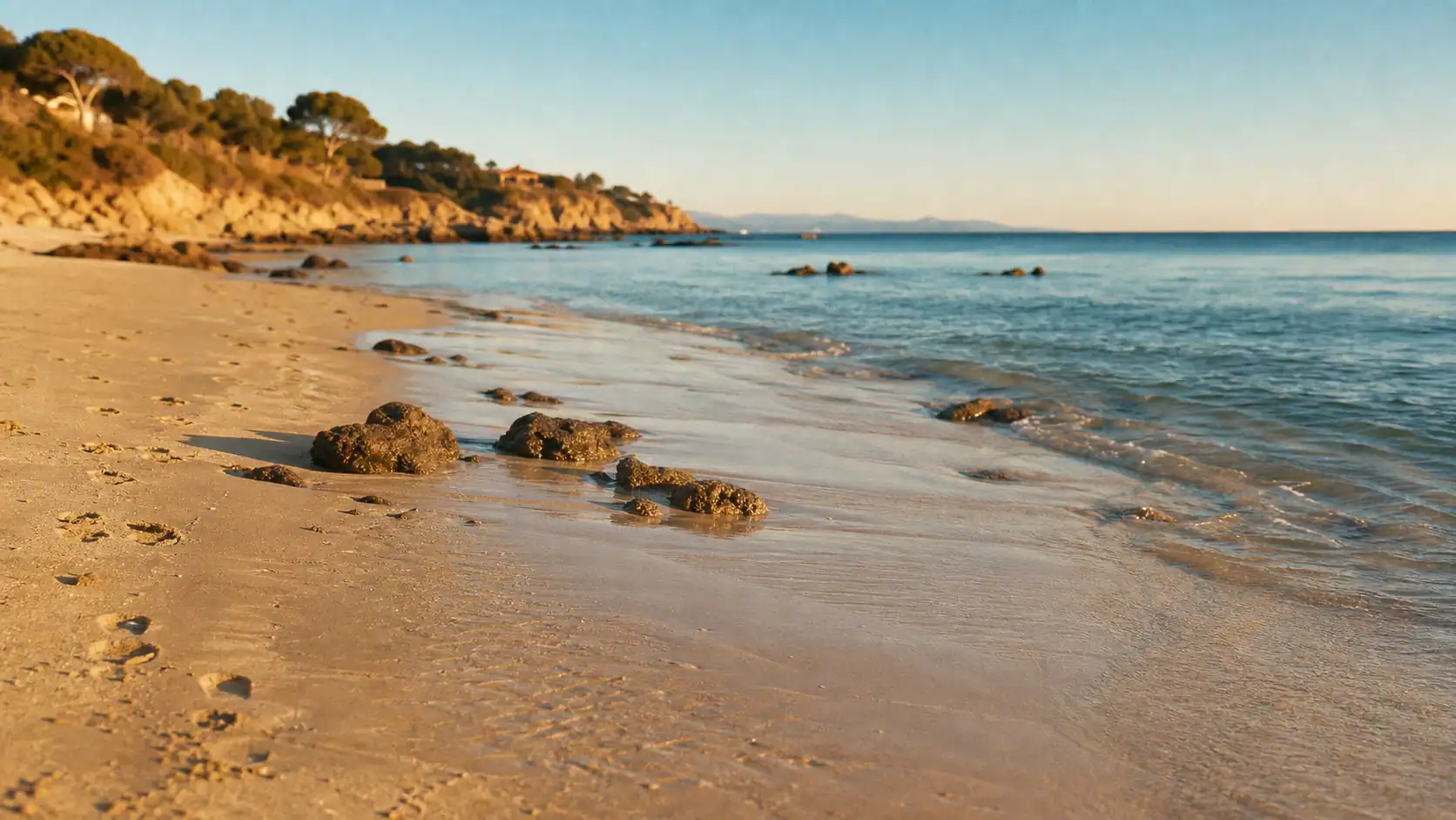 Plage du Trelus à Toulon : sable doré et mer calme au golden hour