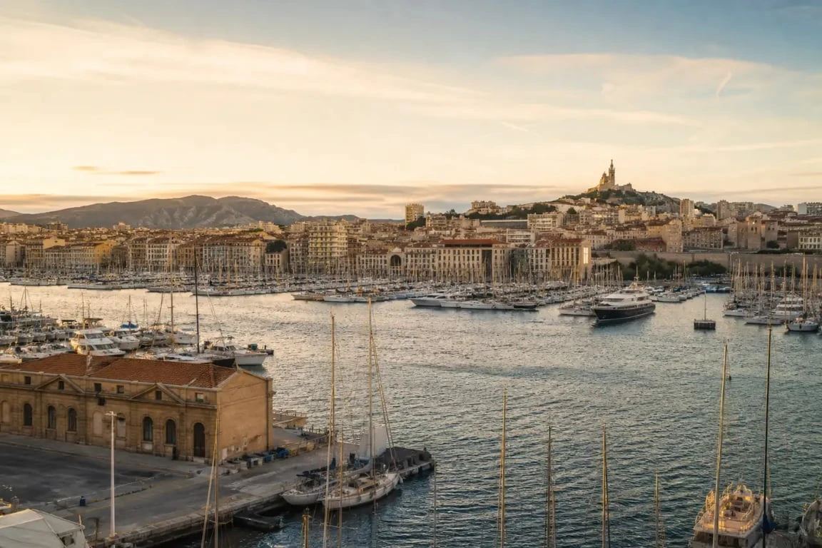 Que faire à Marseille : vue panoramique du Vieux-Port au bord de la Méditerranée